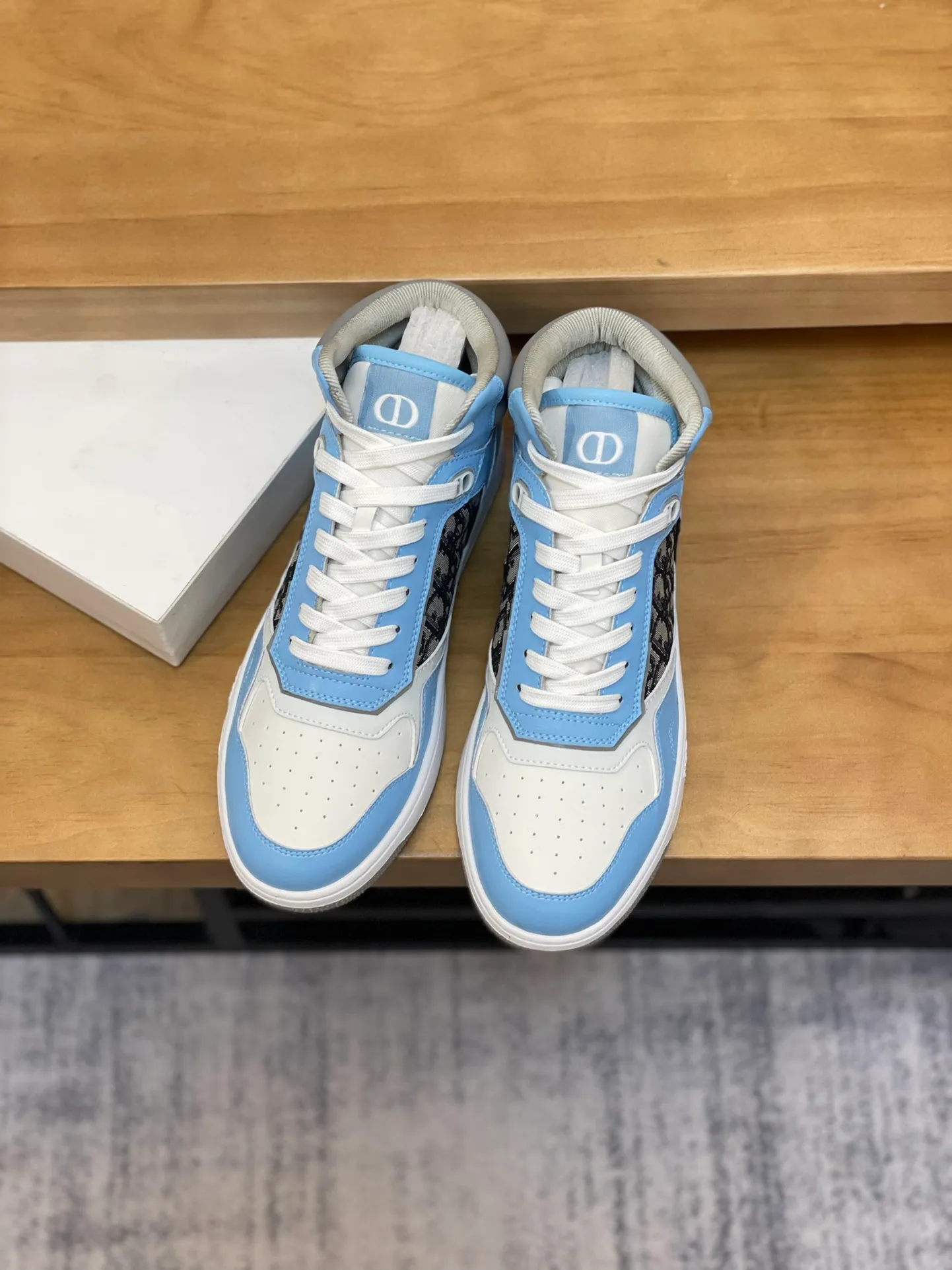 Men's shoes: 💰P460¥ Product trademark: Dior* "Dior*" high-top casual shoes Regular size: 38-44 (can be customized to 45.46) Product materials: Upper imported cowhide stitched with original fabric, breathable lining, original outsole. Number: 1006